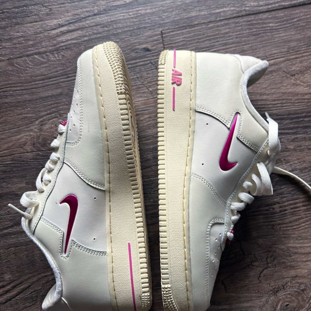 Nike Low-Top Sneakers in Cream with Pink Swoosh 9.5 W
